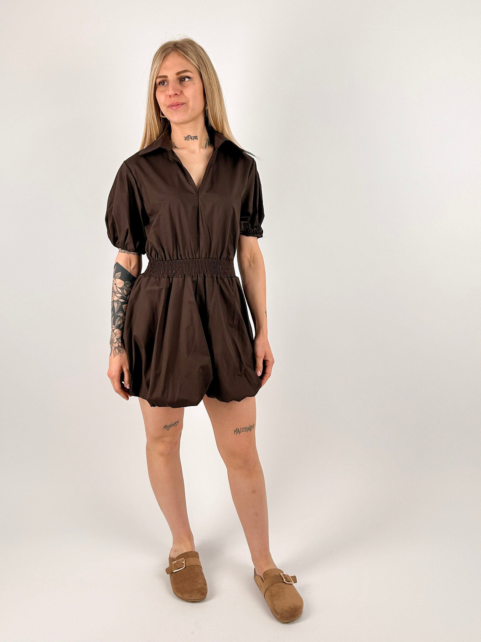 Abito Palloncino corto da donna in cotone con elastico in vita. foto stile