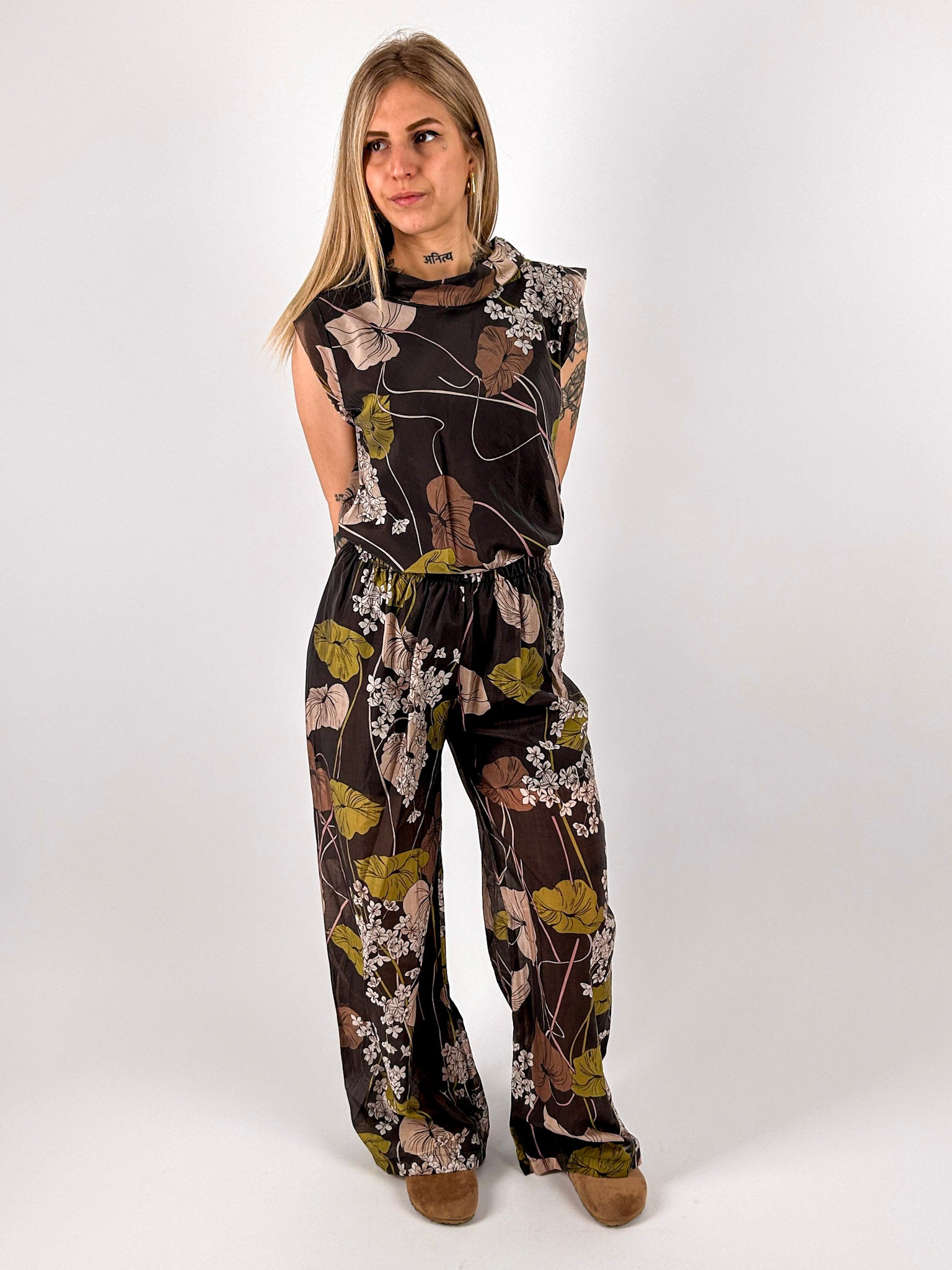 Completo Flora da donna con top smanicato e pantalone morbido a fantasia floreale. vista frontale
