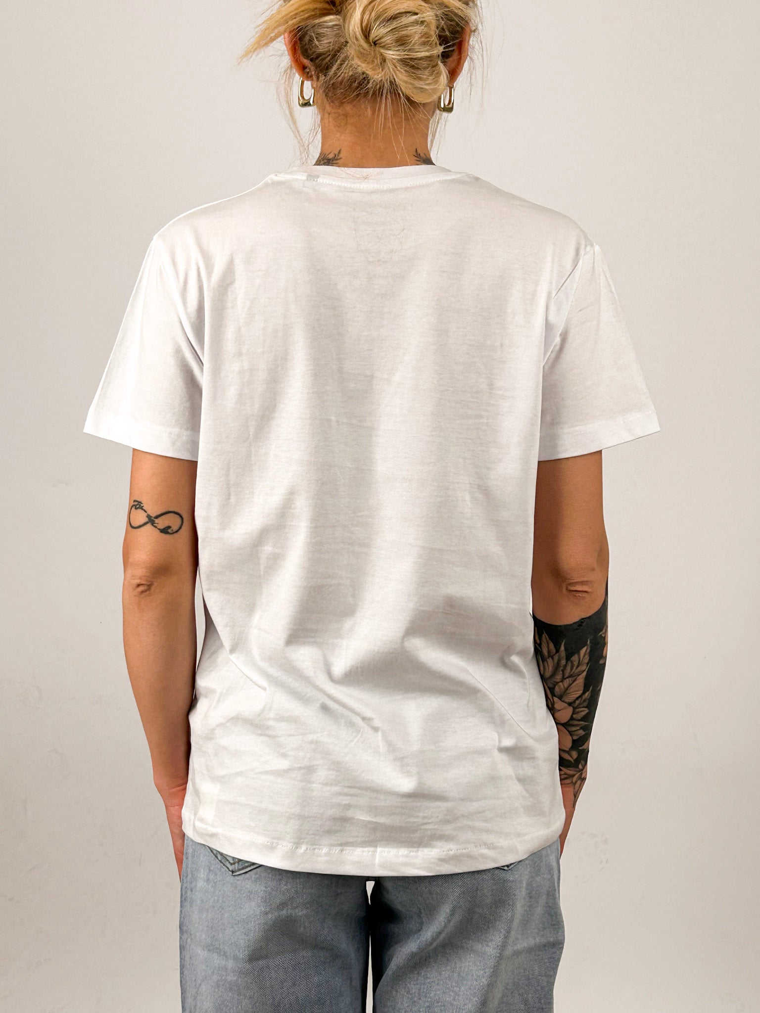 t-shirt hangard lab "non sono in ritardo sto solo arrivando con stile" portata dentro. vista retro