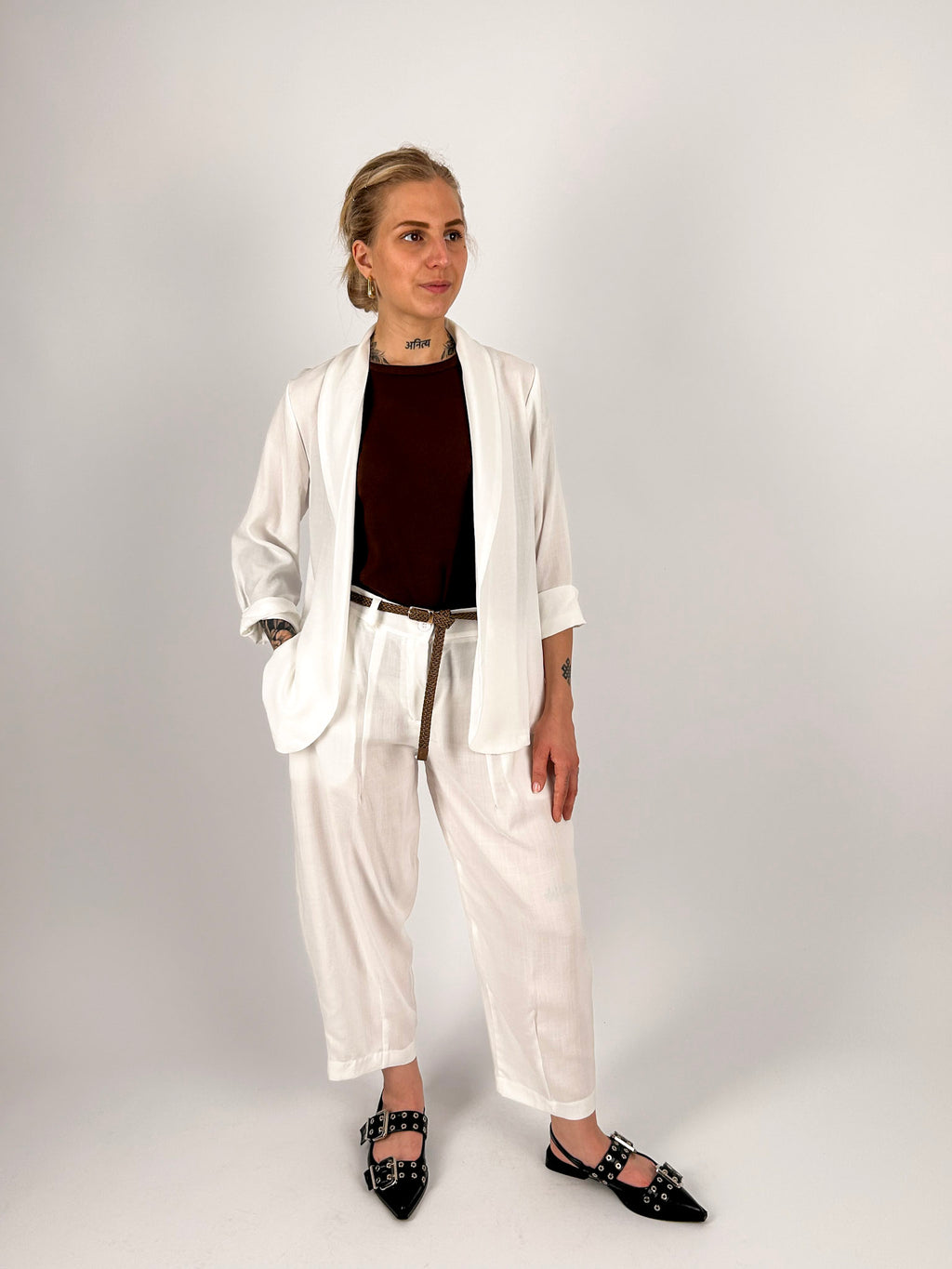 Completo donna bianco in Tencel con giacca aperta e pantalone coordinato - vista frontale
