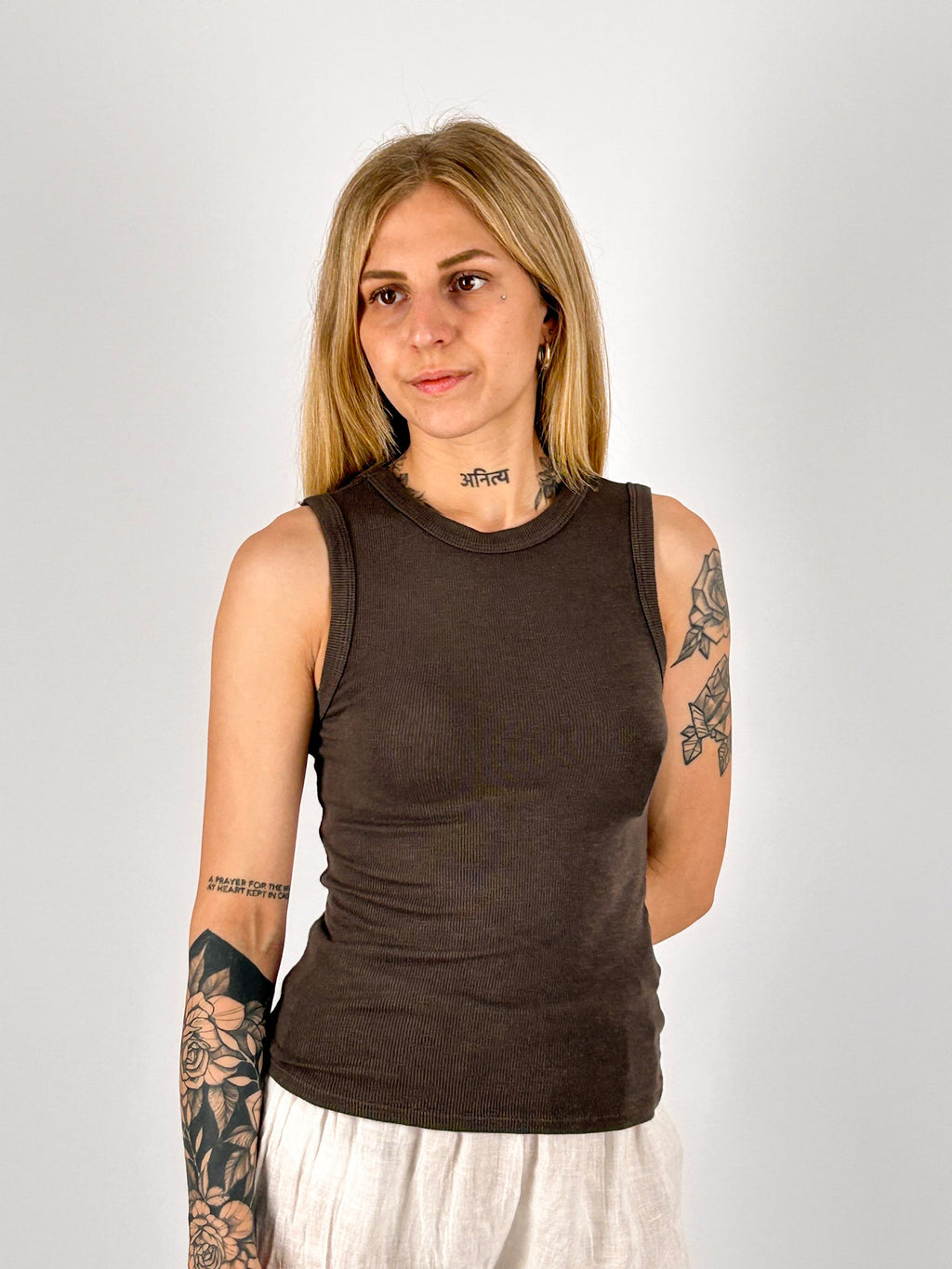 Top donna a costine marrone con vestibilità aderente - vista frontale