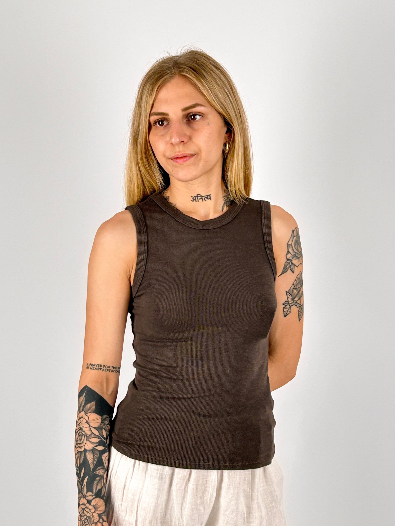 Top donna a costine marrone con vestibilità aderente - vista frontale