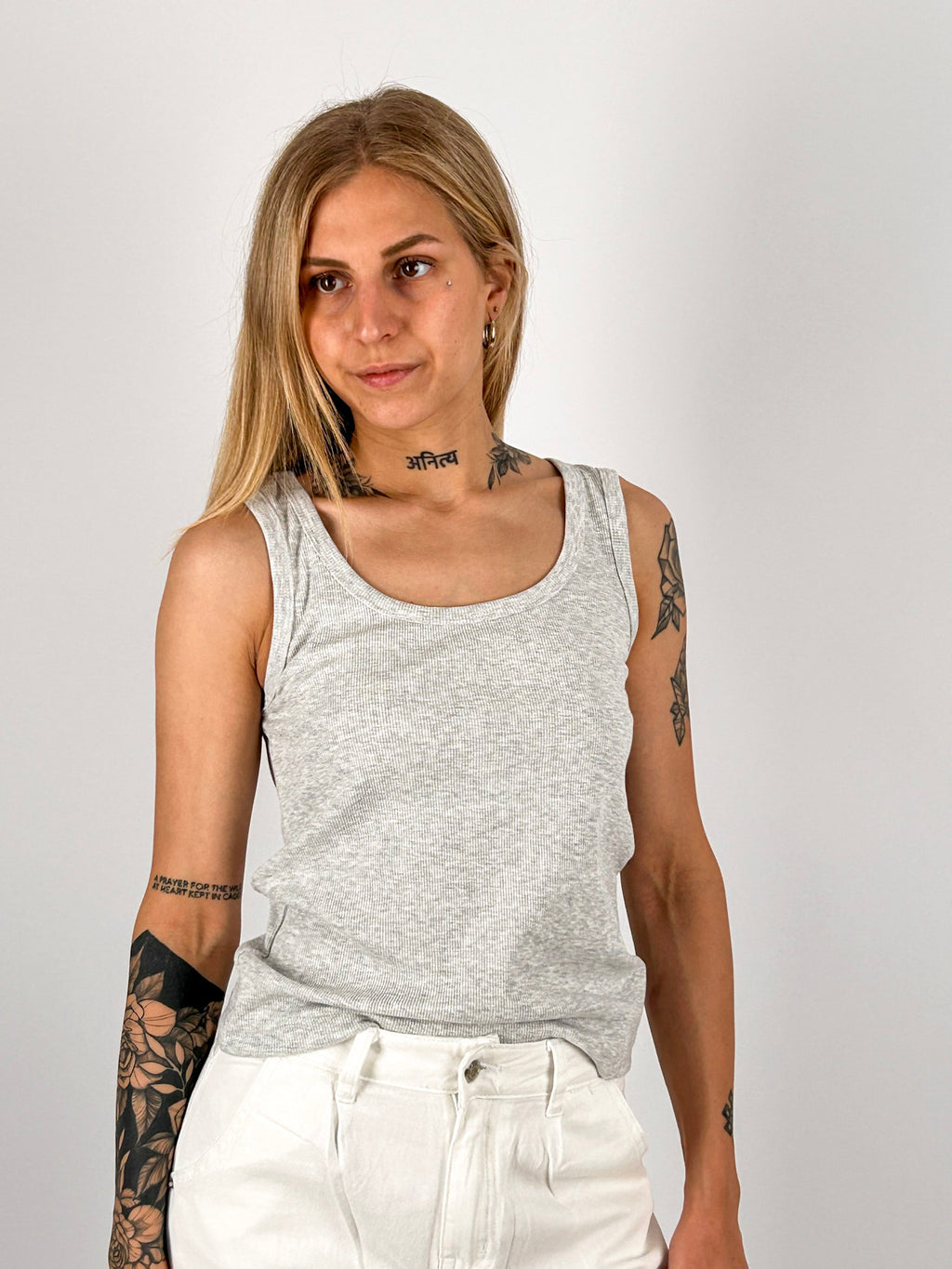 Canotta donna a costine grigio con vestibilità slim e tessuto elasticizzato- vista frontale 