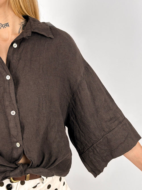Camicia donna in lino marrone  con bottoni frontali e vestibilità morbida - vista dettaglio
