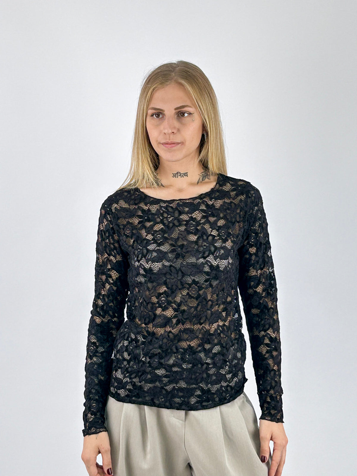 Maglia donna in pizzo floreale con scollo rotondo e manica lunga nero - vista frontale