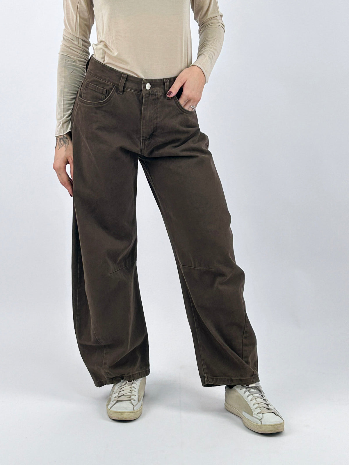 Jeans donna 100% cotone con gamba ampia e sagomata marrone - vista frontale