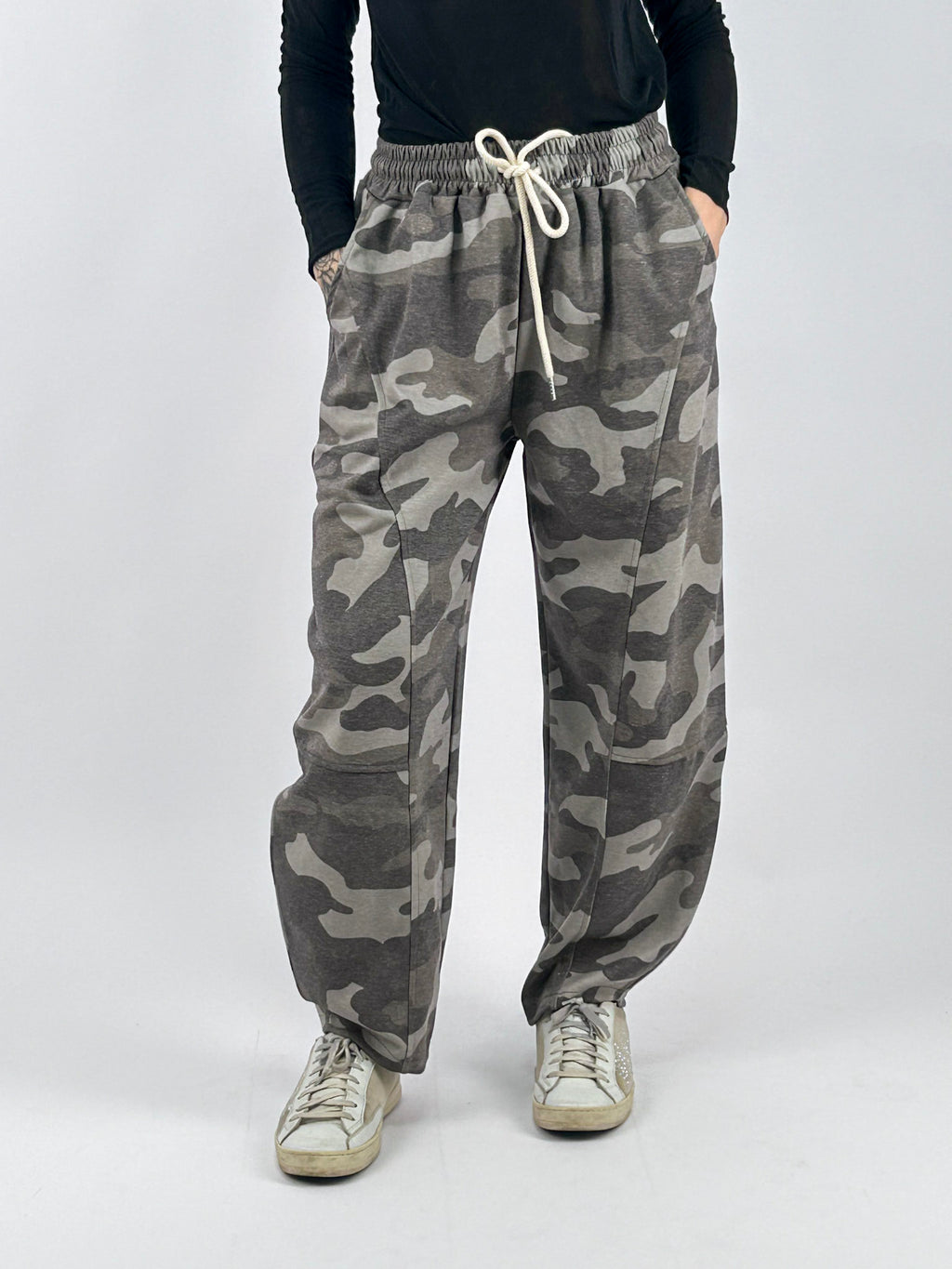 Pantalone donna in felpa con stampa camouflage e gamba ampia militare - vista frontale