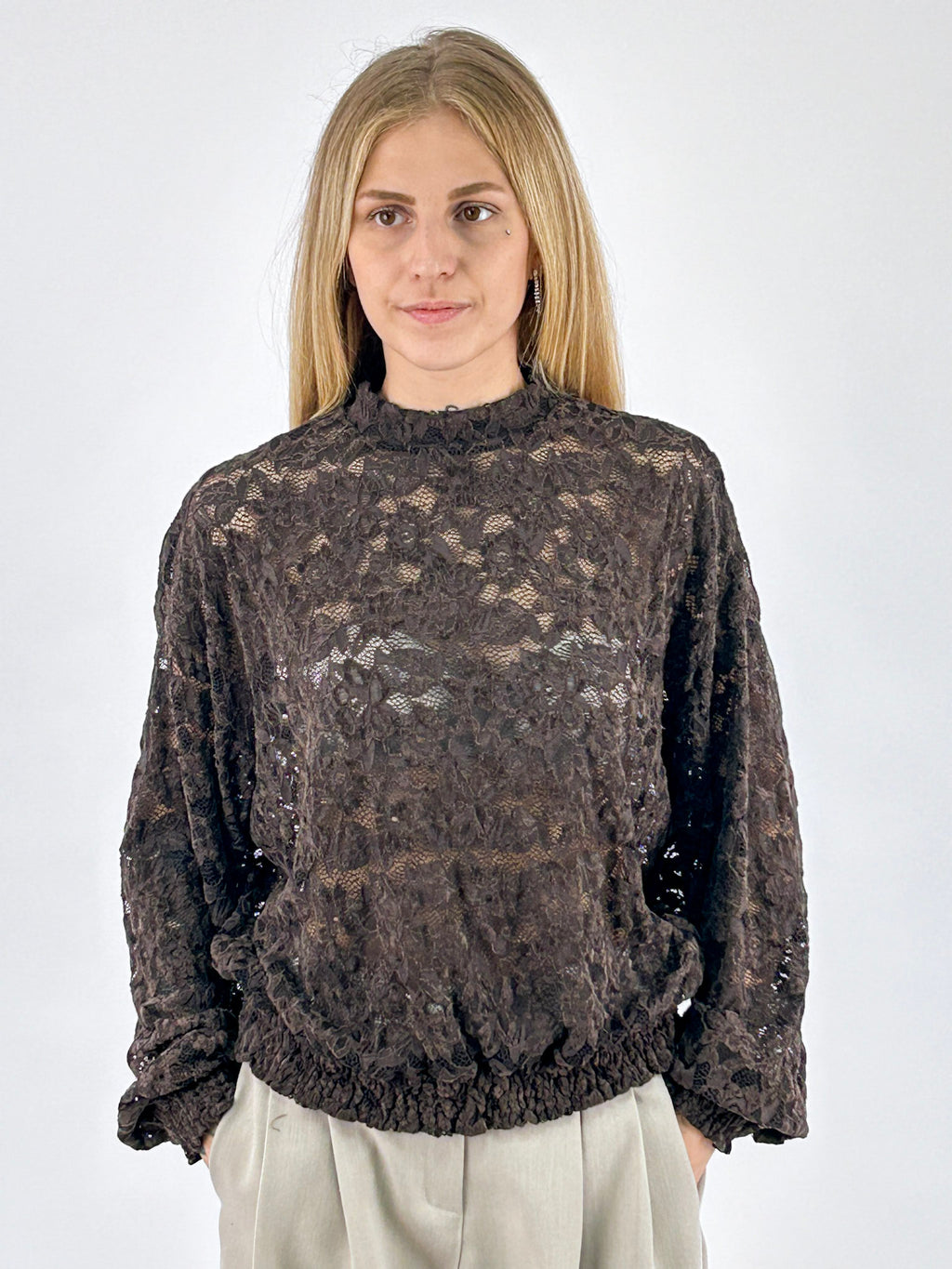 Maglia donna in pizzo floreale con fondo e polsini arricciati marrone - vista frontale