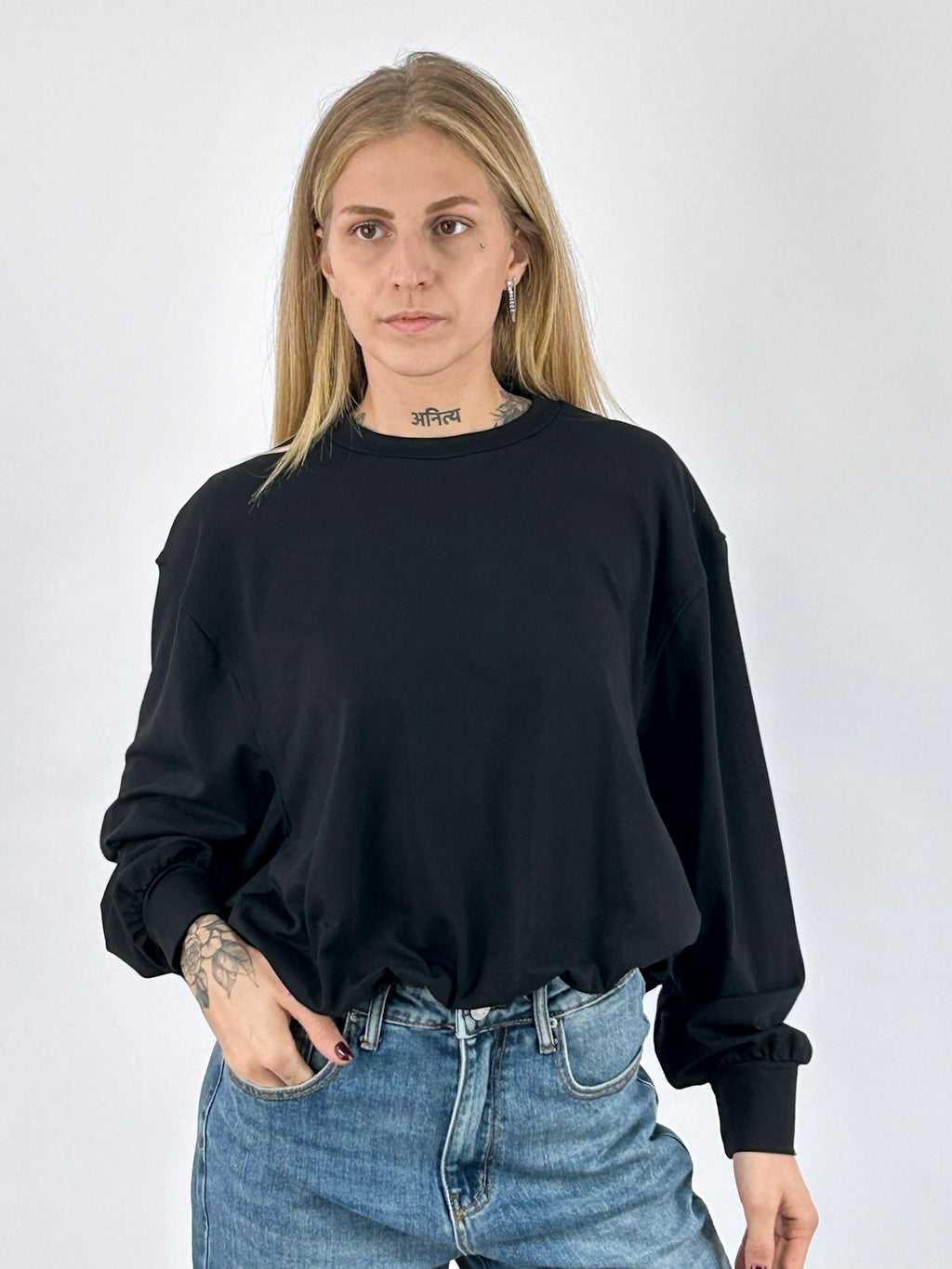 Maglia donna girocollo corta con fondo arricciato nero - vista frontale