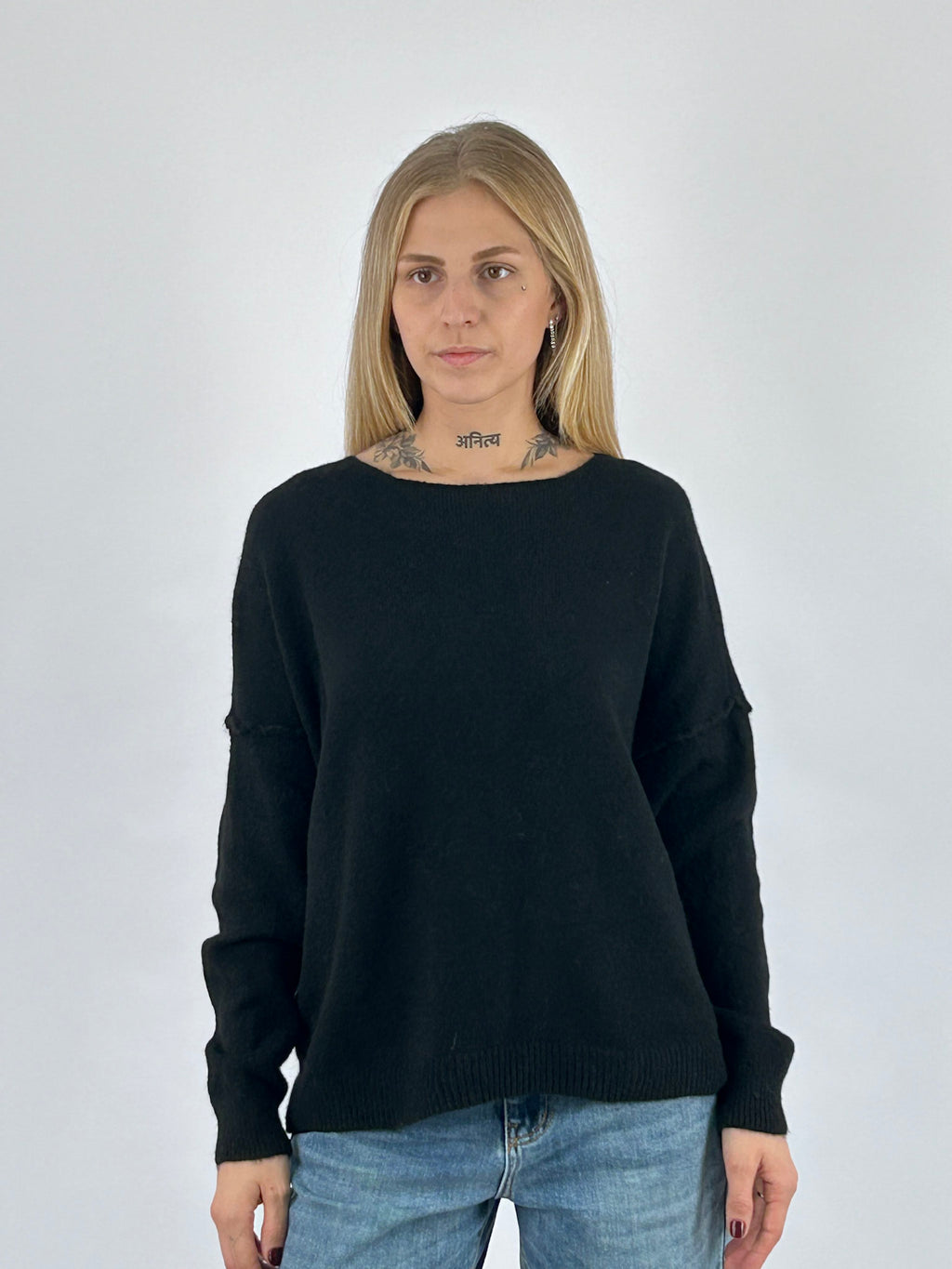 Maglia donna morbida con spalla scesa e vestibilità ampia nero - vista frontale