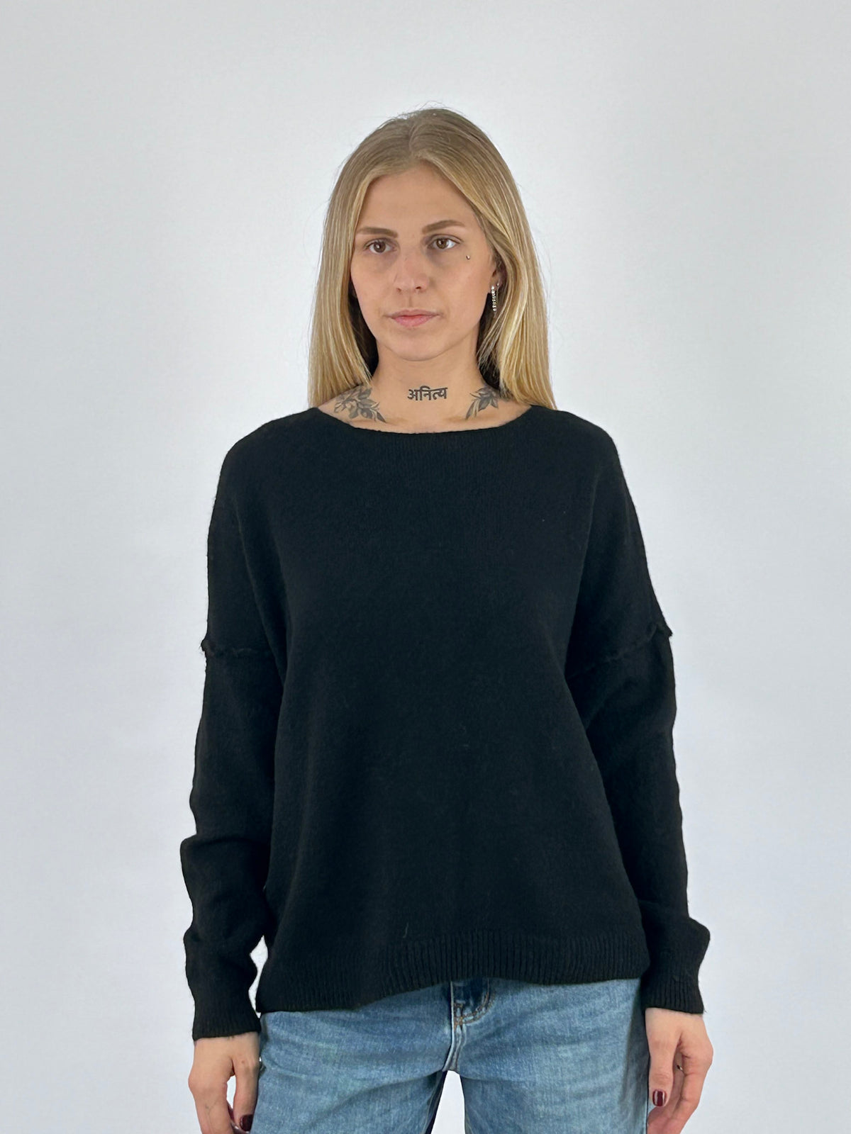 Maglia donna morbida con spalla scesa e vestibilità ampia nero - vista frontale