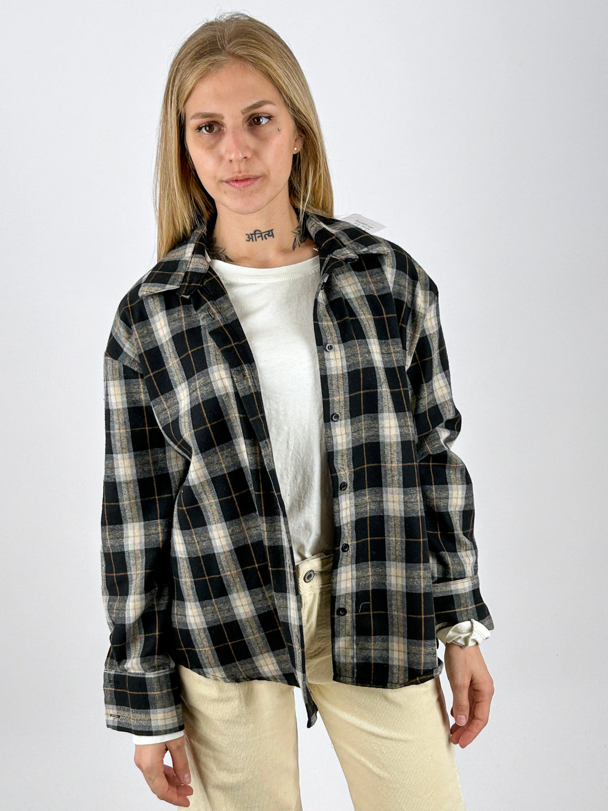 Camicia Check nera a quadri indossata vista frontale