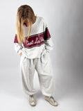Pantalone Tuta Over grigio melange indossato in look completo
