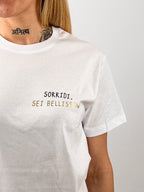 t-shirt hangard lab " sorridi sei bellissima" vista dettaglio