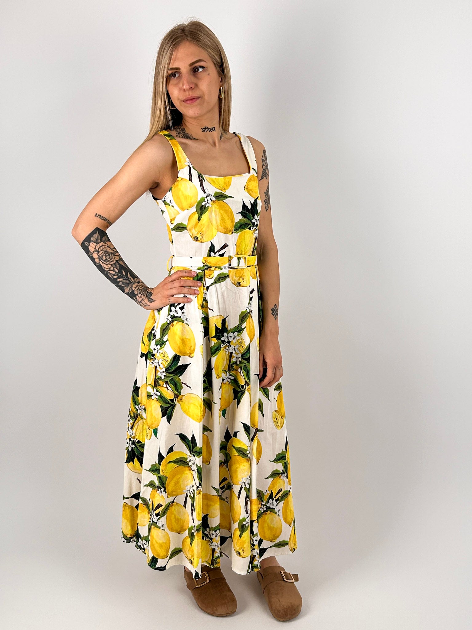 Abito Sorrento giallo lungo da donna in cotone con cintura coordinata e stampa limoni. vista frontale