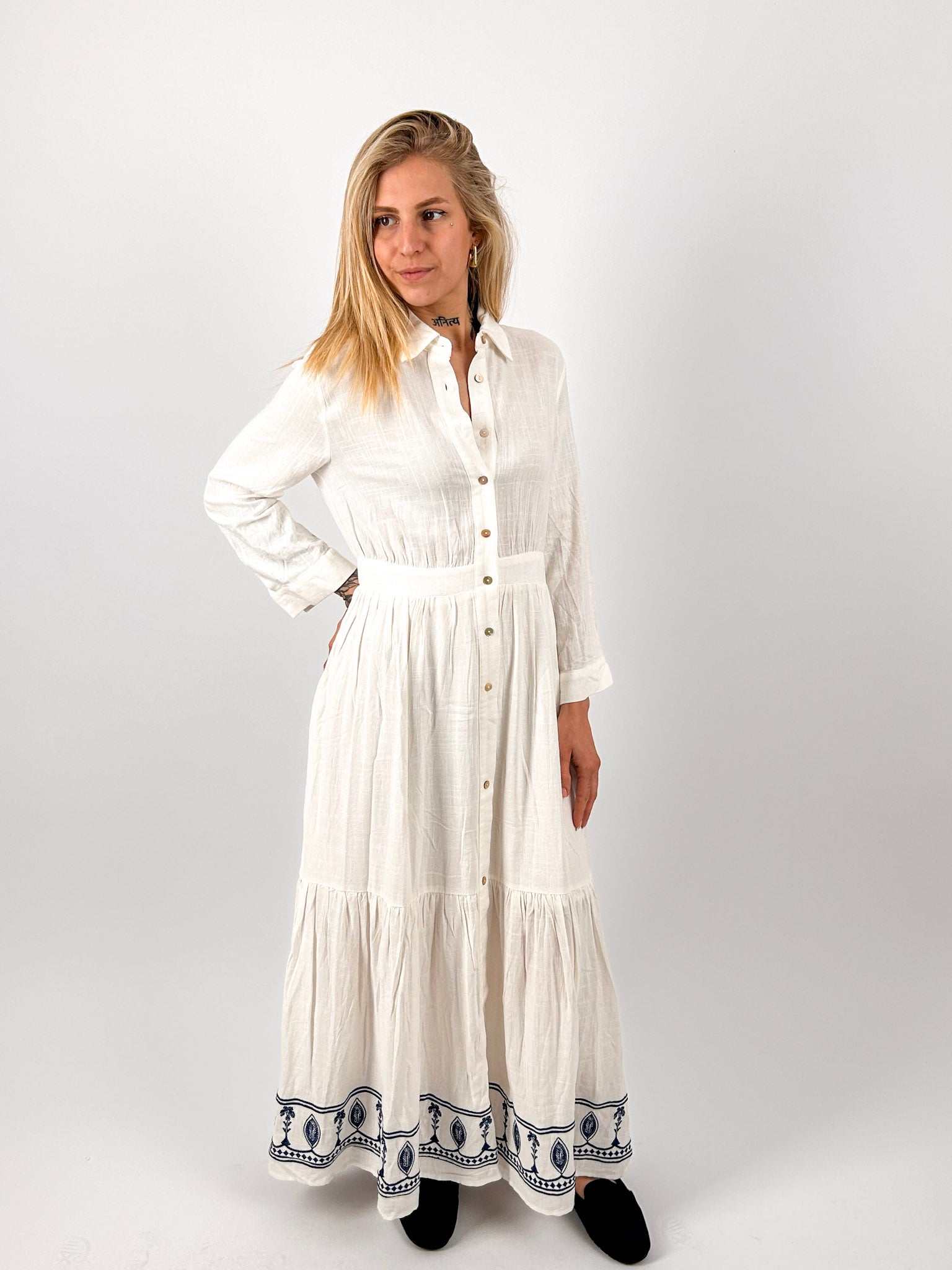 Abito lungo donna bianco in cotone con ricamo decorativo sul fondo - vista fronatle