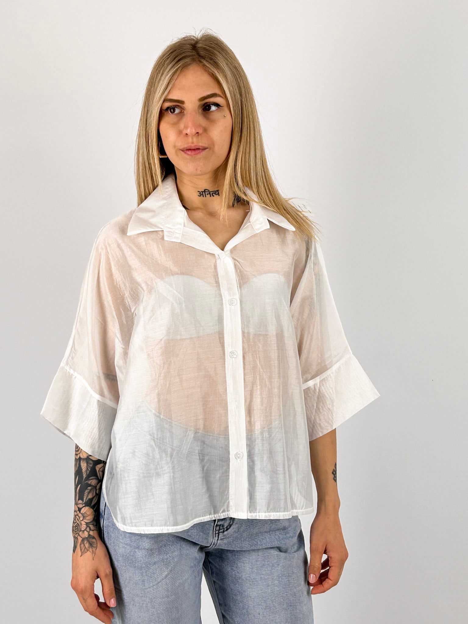 Camicia Nora da donna leggera effetto vedo-non-vedo indossata con jeans chiari. bianca vista frontale