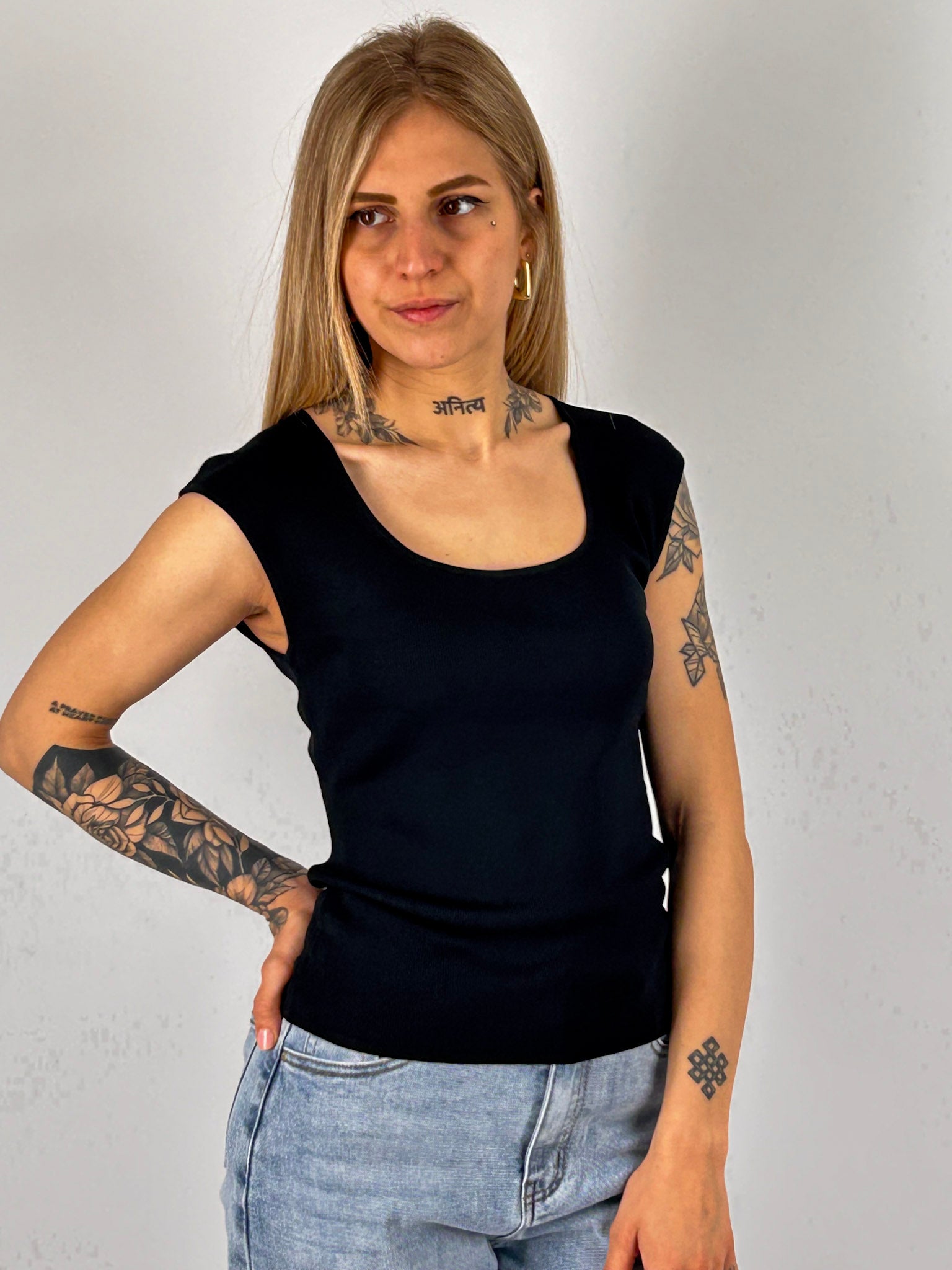 Canotta Basic da donna in tessuto morbido elasticizzato con scollo ampio. vista fronatle