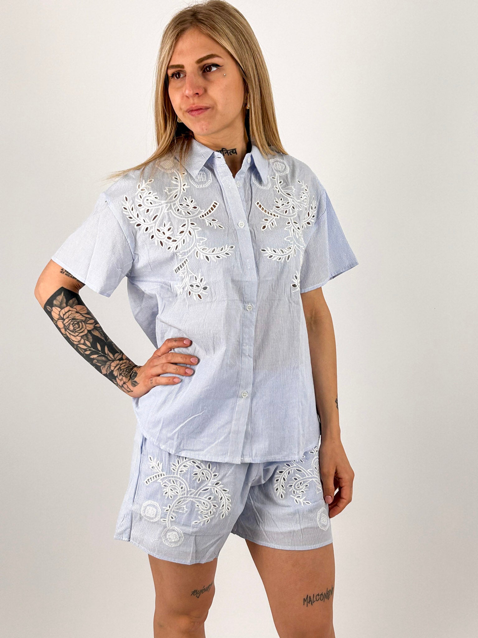 Completo Capri da donna in cotone con camicia ricamata e shorts coordinati. vista completo