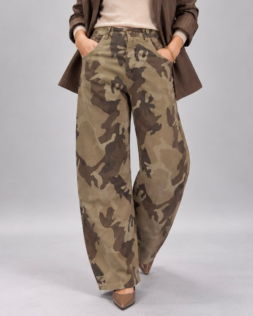 Pantalone donna camouflage - vista frontale indossato