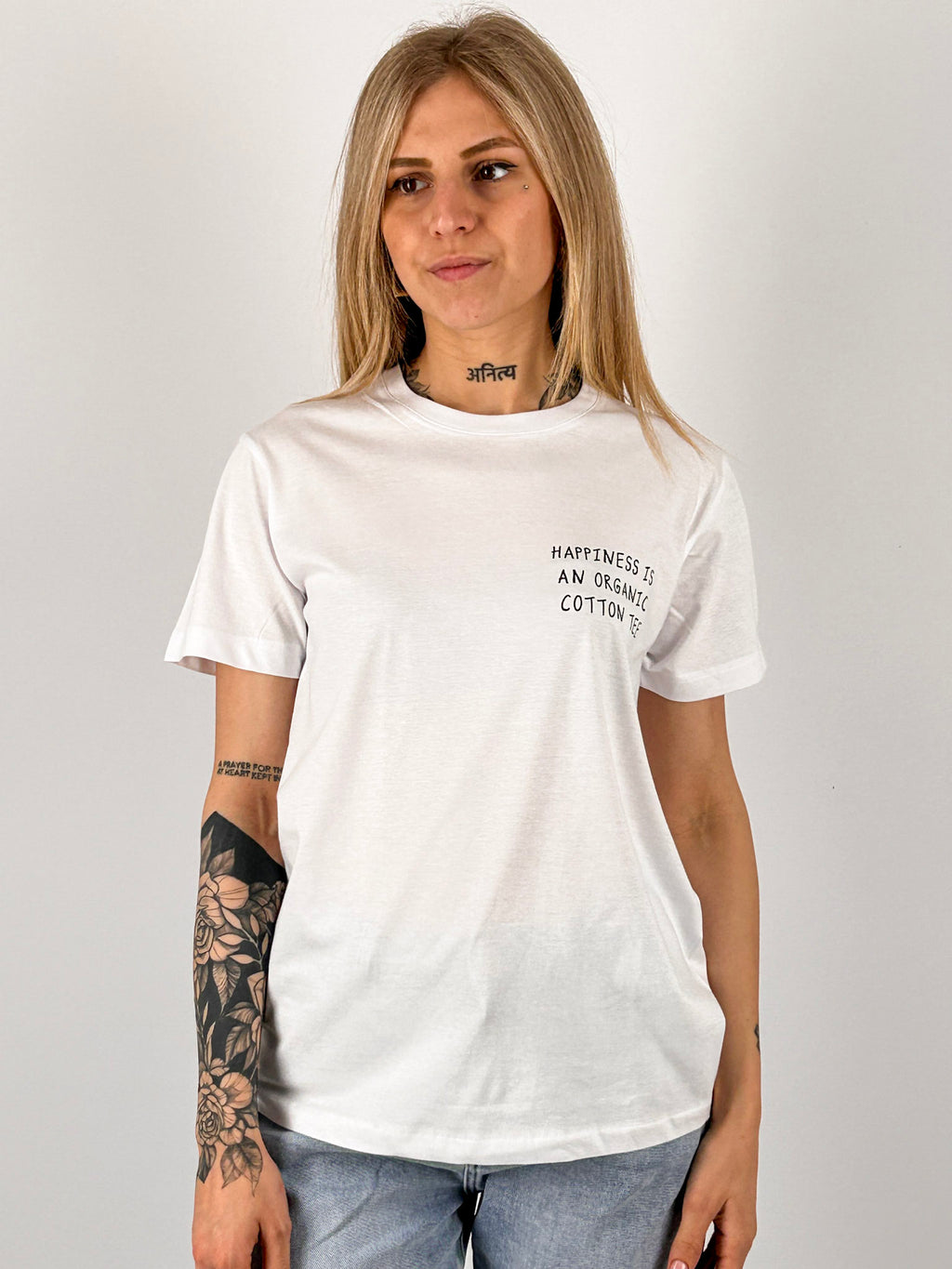 t-shirt hangard lab "happiness is an organic cotton" portata dentro. vista frontale