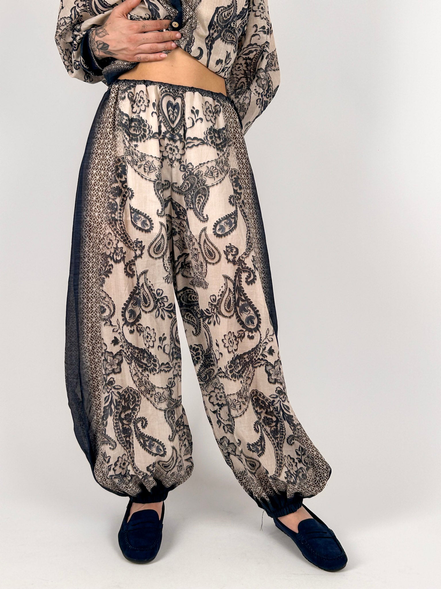 Completo donna boho fantasia paisley con casacca over e pantalone ampio -vista panatlone