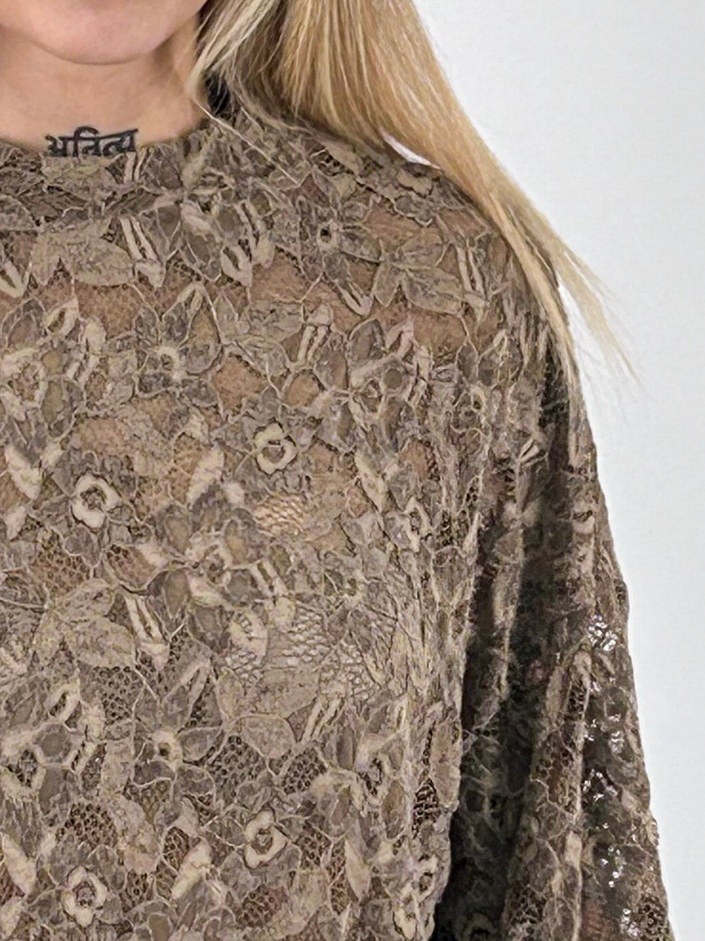 Maglia donna in pizzo floreale con fondo e polsini arricciati tortora - vista dettaglio