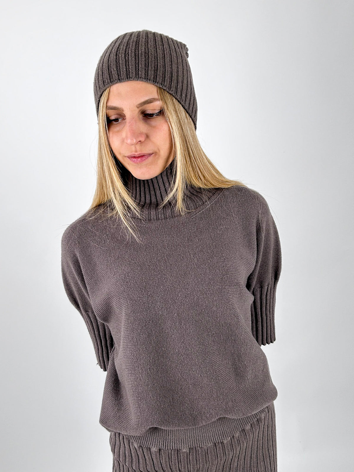 Completo tre pezzi tortora dettaglio maglia