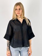 Camicia eva Nero da donna leggera effetto vedo-non-vedo indossata con jeans chiari. nera vista frontale
