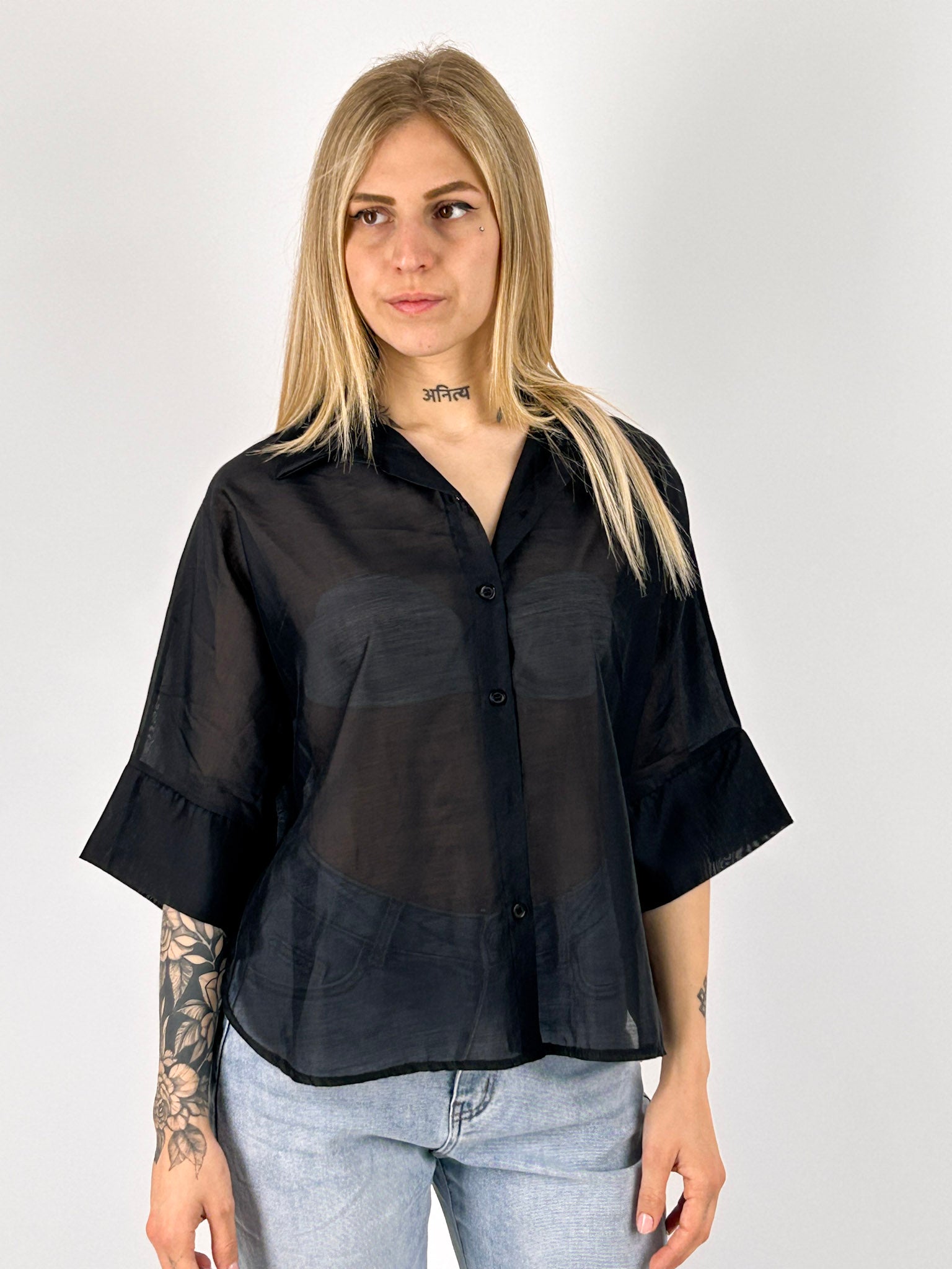 Camicia Nora da donna leggera effetto vedo-non-vedo indossata con jeans chiari. nera vista frontale