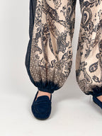 Completo donna boho fantasia paisley con casacca over e pantalone ampio - dettaglio pantalone