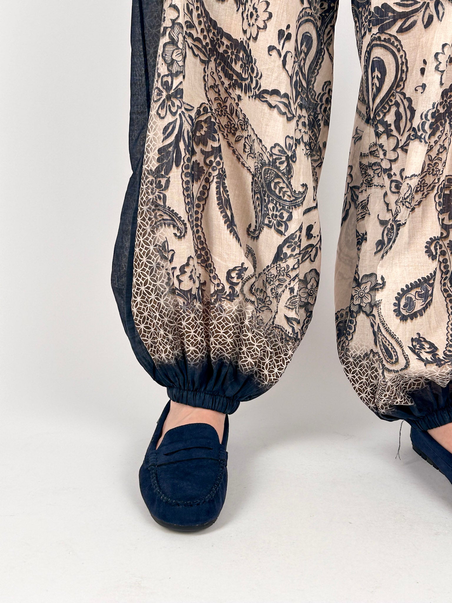 Completo donna boho fantasia paisley con casacca over e pantalone ampio - dettaglio pantalone