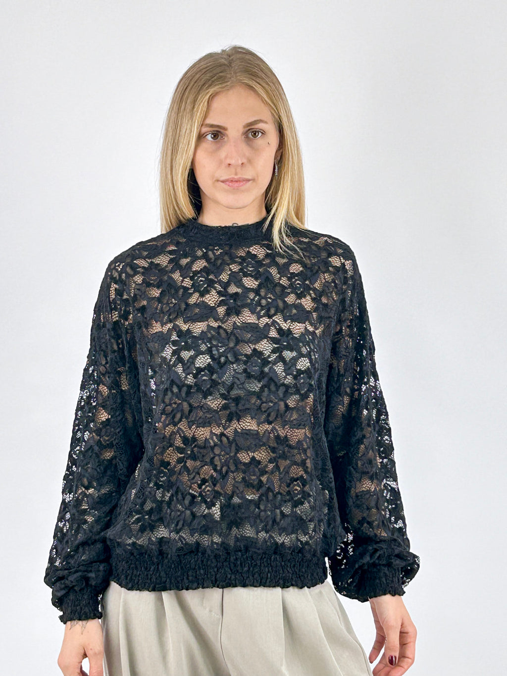 Maglia donna in pizzo floreale con fondo e polsini arricciati nero - vista frontale