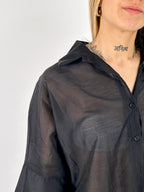 Camicia eva Nero da donna leggera effetto vedo-non-vedo indossata con jeans chiari. nera dettaglio tessuto