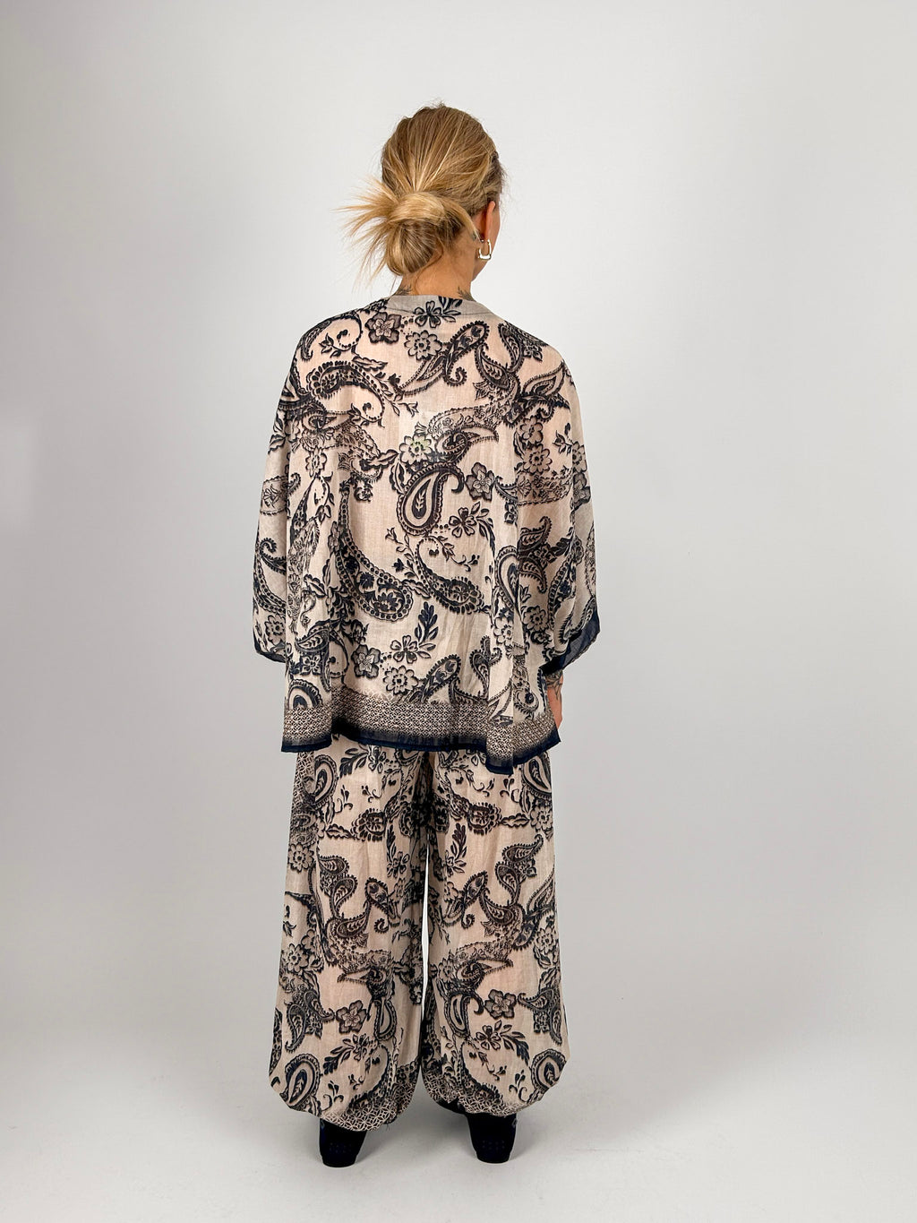 Completo donna boho fantasia paisley con casacca over e pantalone ampio -vista retro