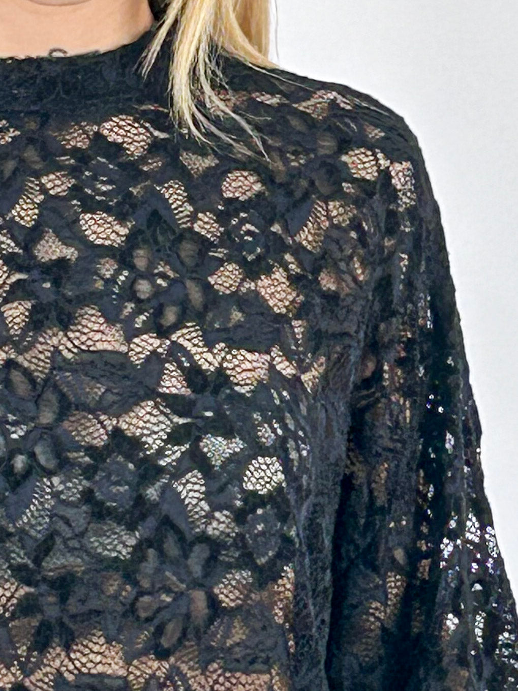 Maglia donna in pizzo floreale con fondo e polsini arricciati nero - vista dettaglio
