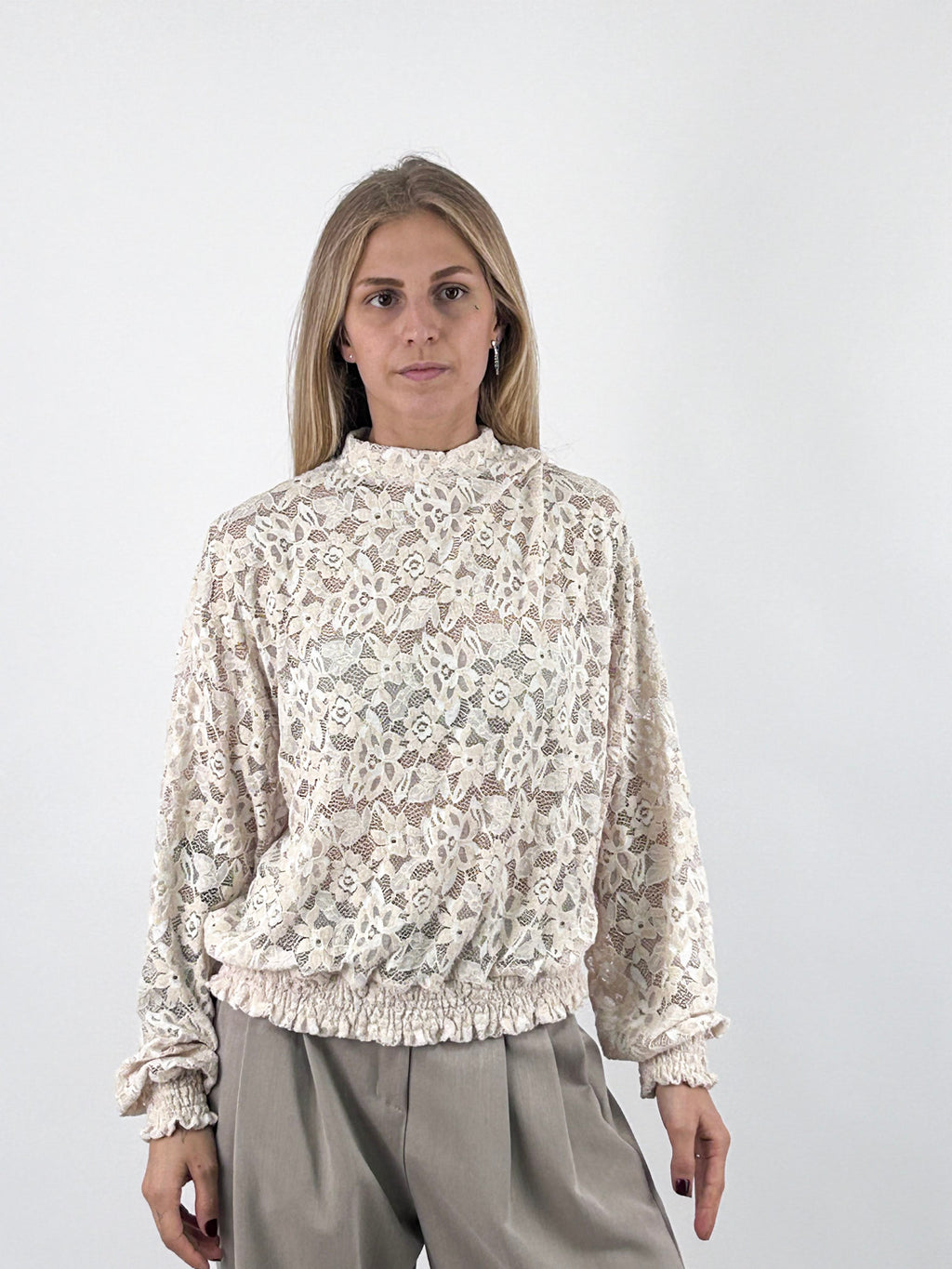 Maglia donna in pizzo floreale con fondo e polsini arricciati panna - vista frontale