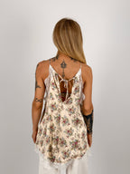 Top donna floreale in viscosa con dettagli in pizzo e vestibilità morbida
 - vista retro