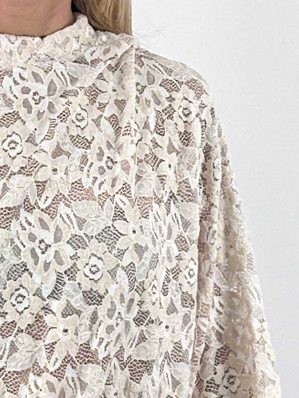 Maglia donna in pizzo floreale con fondo e polsini arricciati panna - vista dettaglio