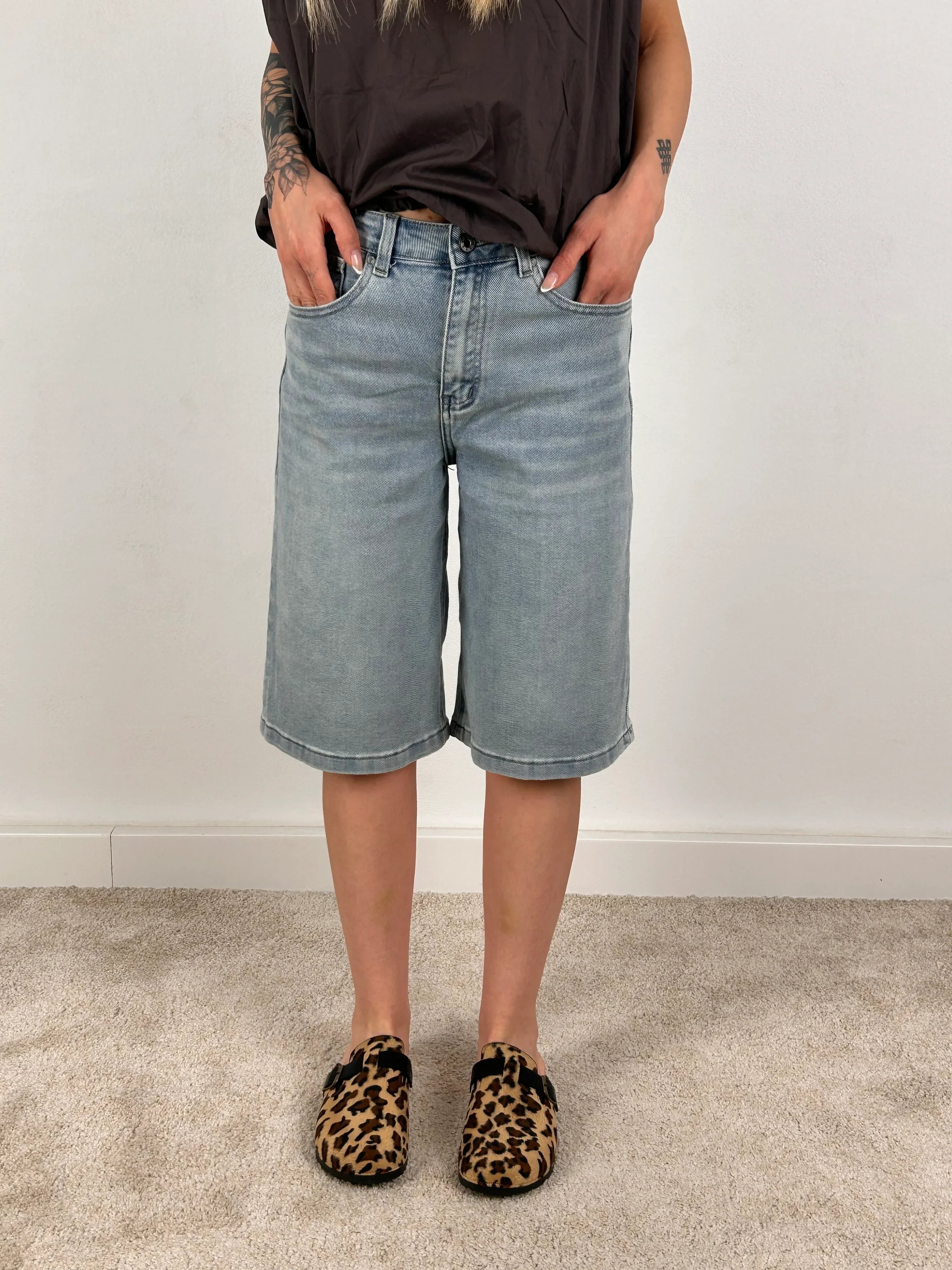 Bermuda jeans donna comodi vista frontale
