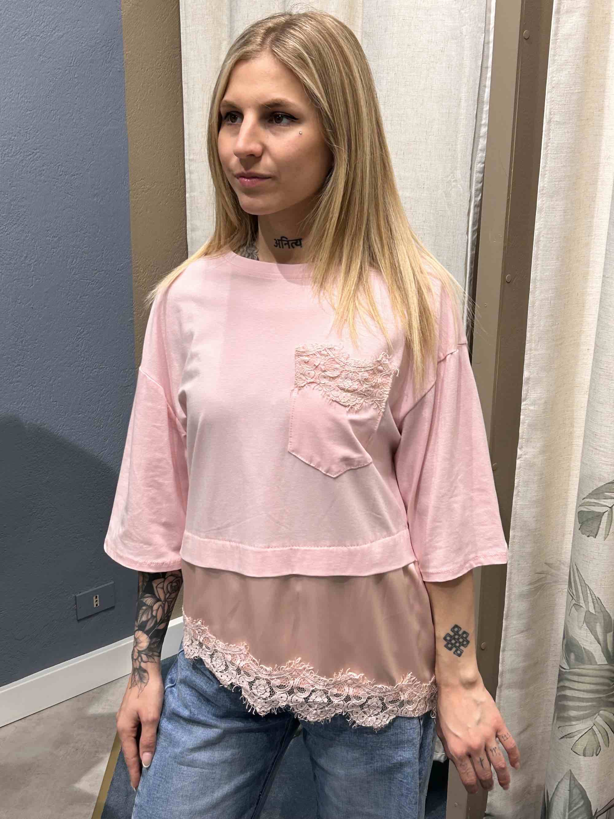 T-shirt donna con pizzo elegante vista  frontale