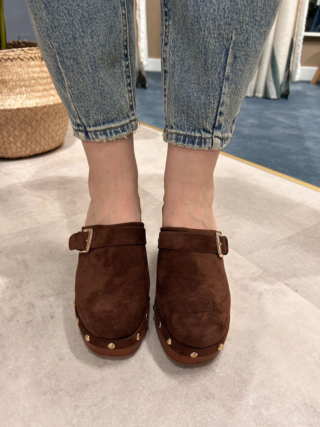 zoccolo tacco in legno donna vista frontale