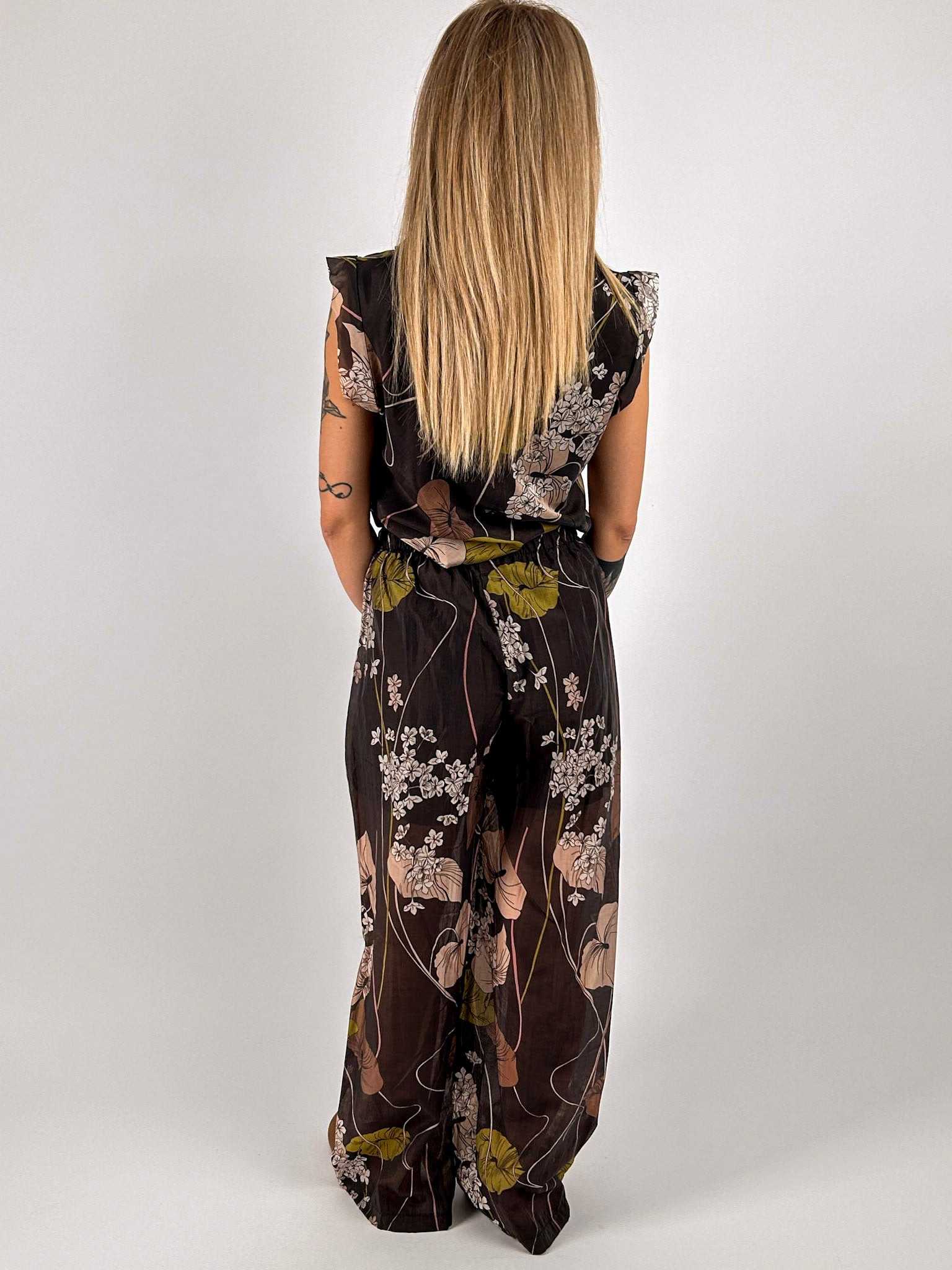 Completo Flora da donna con top smanicato e pantalone morbido a fantasia floreale. vista retro