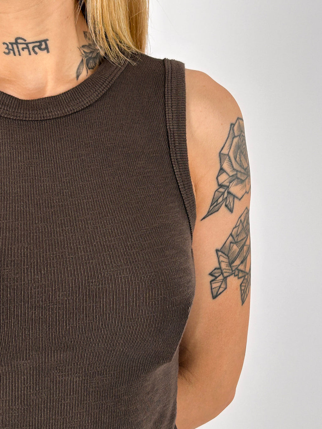 Top donna a costine marrone con vestibilità aderente - vista dettaglio