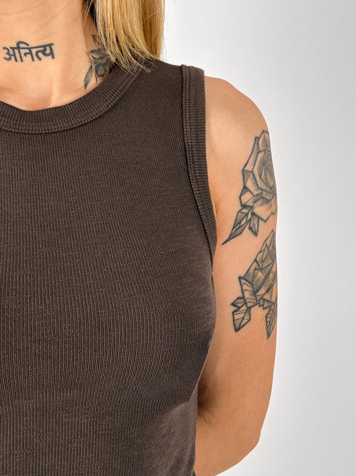 Top donna a costine marrone con vestibilità aderente - vista dettaglio