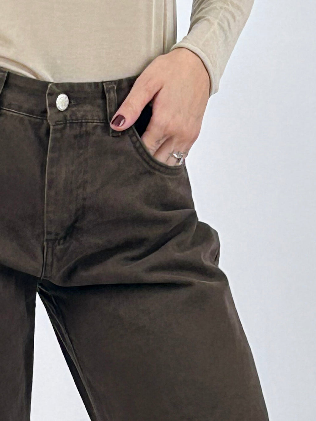 Jeans donna 100% cotone con gamba ampia e sagomata marrone - vista dettaglio