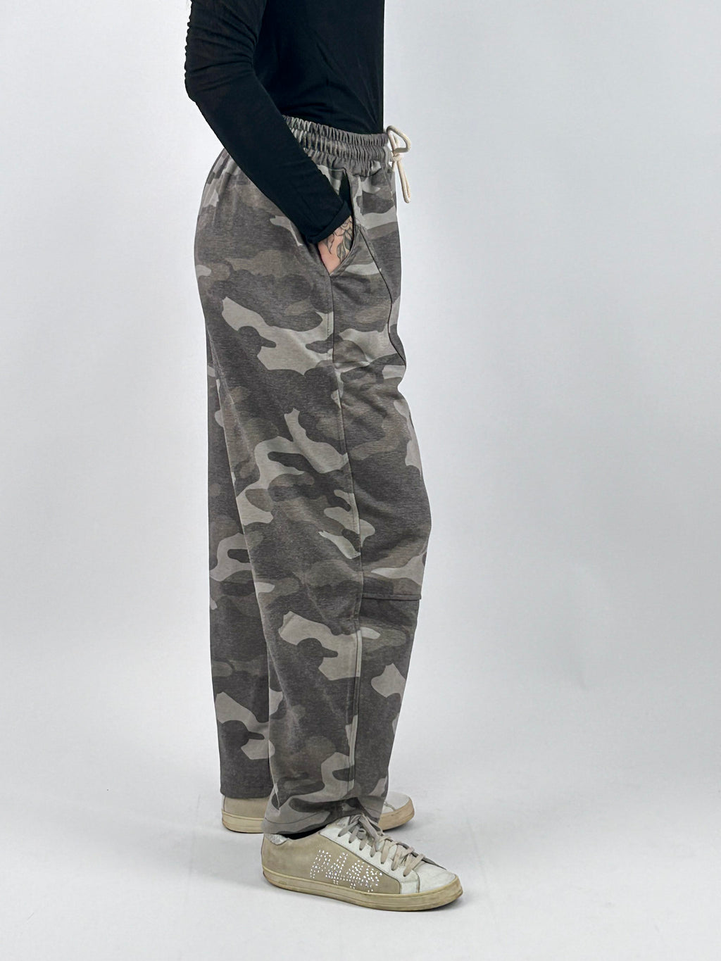 Pantalone donna in felpa con stampa camouflage e gamba ampia militare - vista laterale