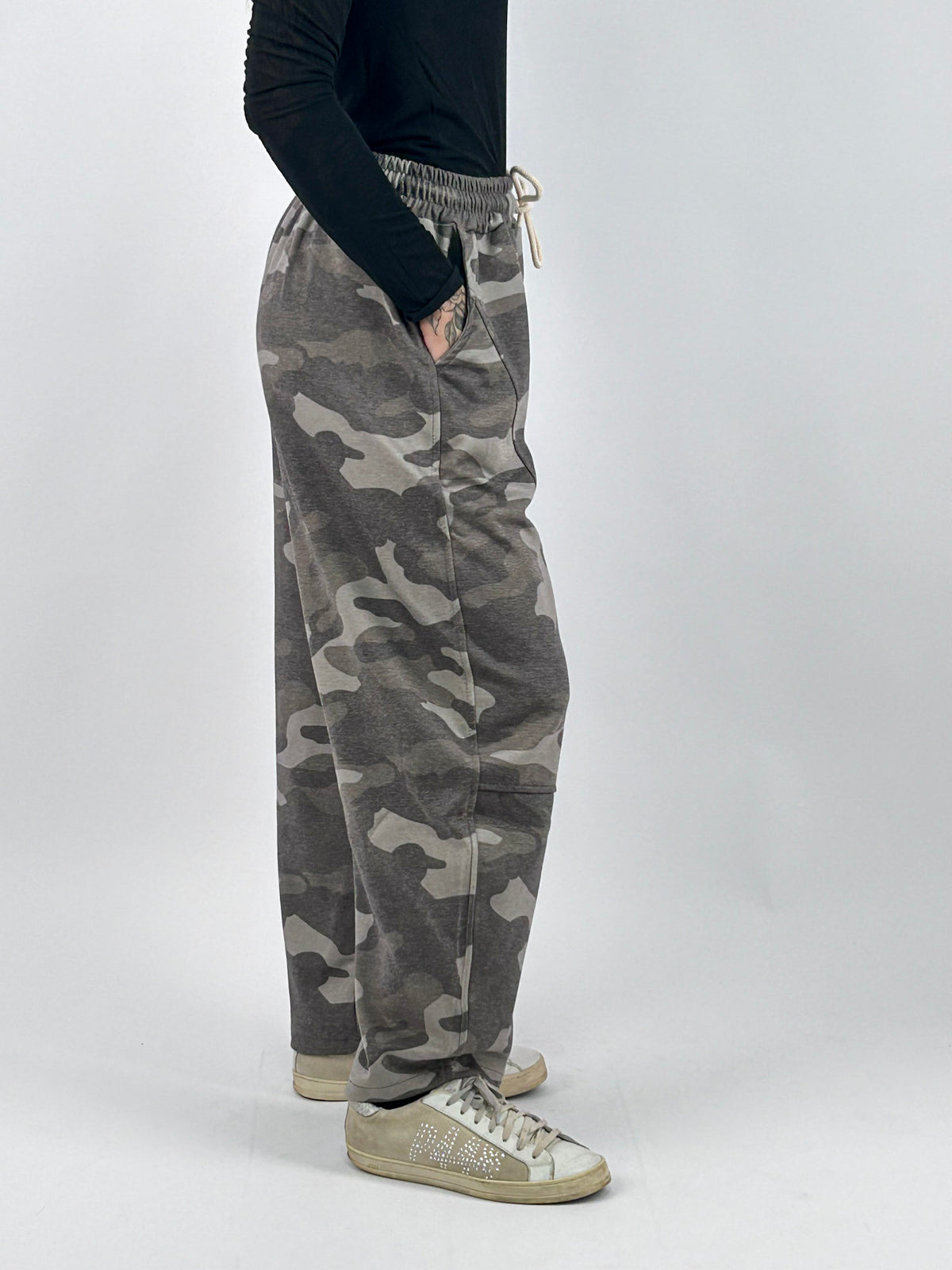 Pantalone donna in felpa con stampa camouflage e gamba ampia militare - vista laterale