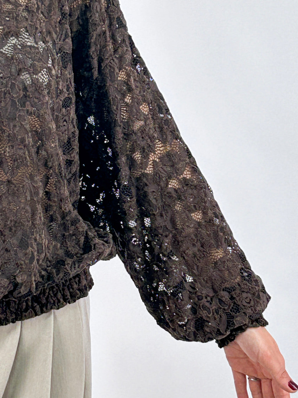 Maglia donna in pizzo floreale con fondo e polsini arricciati marrone - vista dettaglio manica