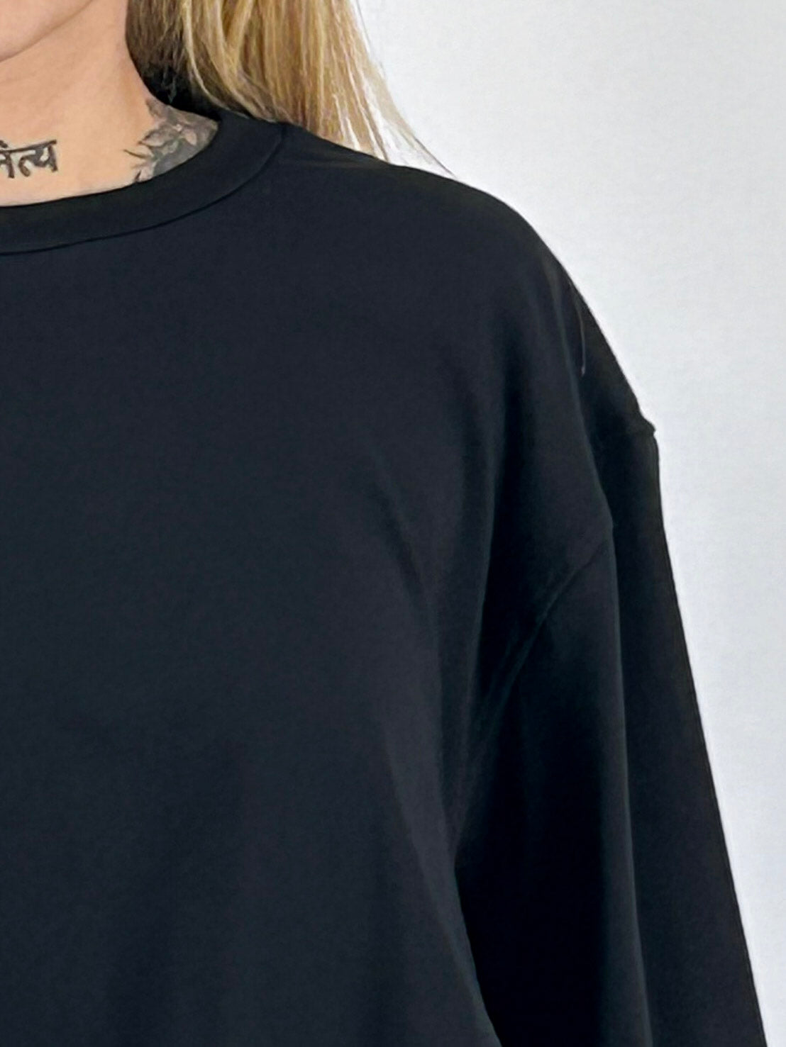 Maglia donna girocollo corta con fondo arricciato nero - vista dettaglio